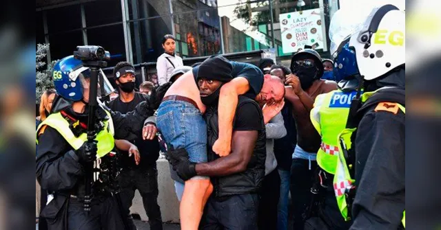 Imagem ilustrativa da notícia Imagem de homem preto socorrendo manifestante fascista viraliza na internet