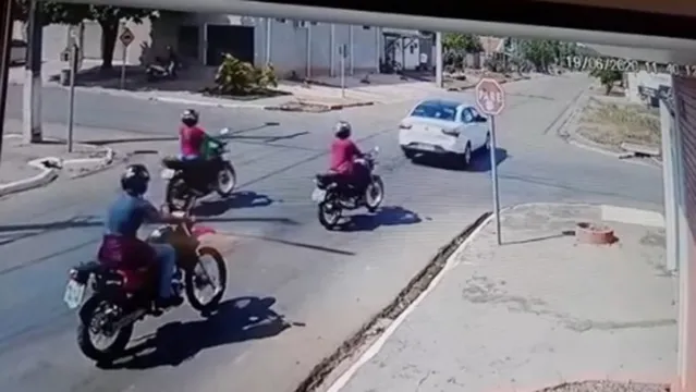 Imagem ilustrativa da notícia Ladrão ataca motociclista e rouba celular com veículo em movimento