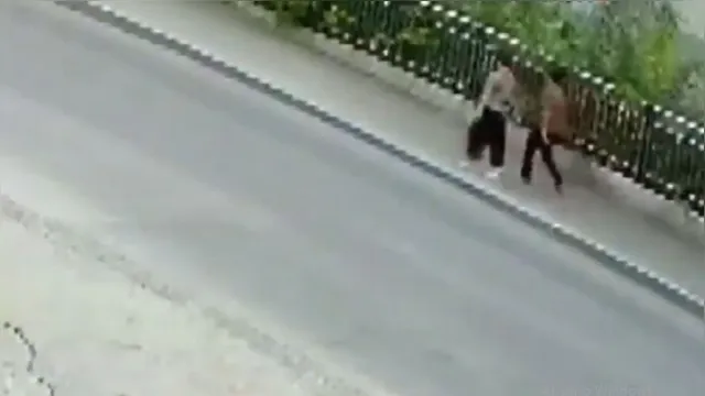 Imagem ilustrativa da notícia Mulheres são 'engolidas' em desabamento de calçada; assista ao vídeo!