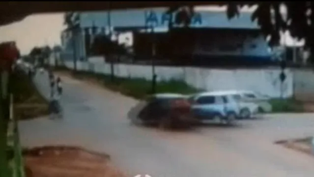 Imagem ilustrativa da notícia Vídeo: ciclista é atropelado por três carros ao mesmo tempo