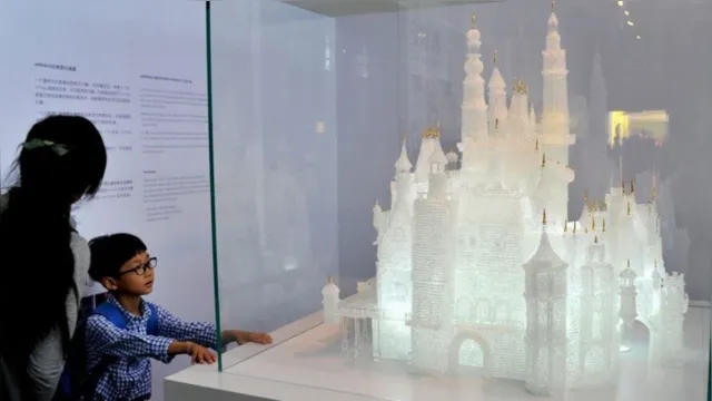 Imagem ilustrativa da notícia Crianças quebram castelo de vidro de R$ 330 mil em museu