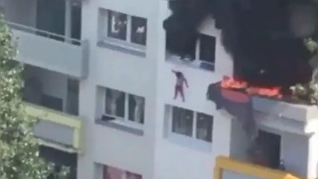 Imagem ilustrativa da notícia Crianças saltam de prédio para fugir de incêndio. Veja o vídeo