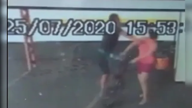 Imagem ilustrativa da notícia Vídeo flagra mulher sendo morta com facada no peito no centro de Belém; assista!