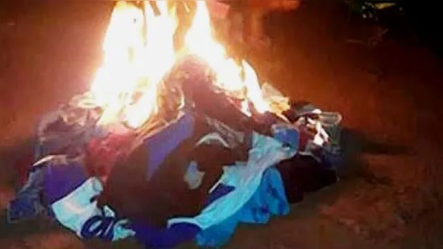 Imagem ilustrativa da notícia Homem ateia fogo nas roupas da esposa por ela ficar muito tempo no celular