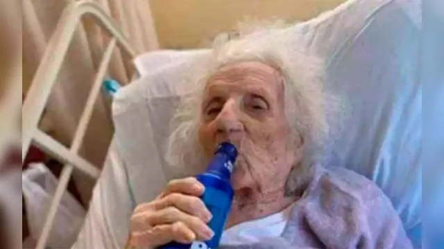 Imagem ilustrativa da notícia Mulher de 103 anos bebe uma 'gelada' para comemorar cura