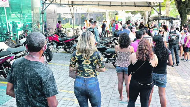 Imagem ilustrativa da notícia Bloqueio do auxílio emergencial provoca filas nos bancos em Belém