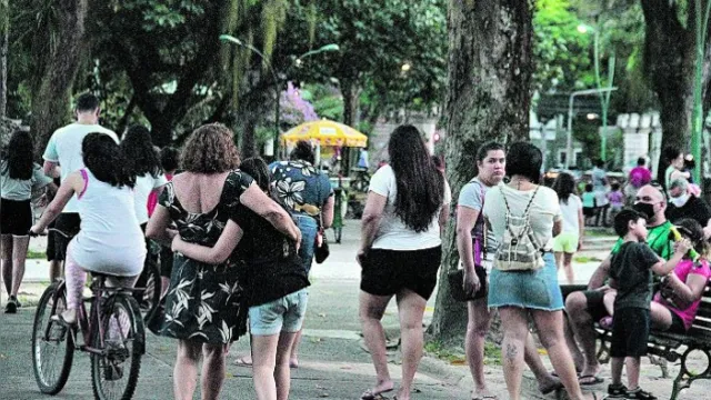 Imagem ilustrativa da notícia Praças de Belém continuam lotadas na pandemia