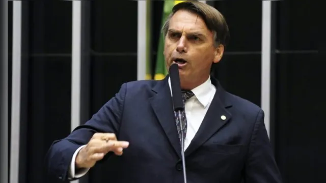 Imagem ilustrativa da notícia Bolsonaro cai em inauguração e sem máscara pede que PMs "façam seu devido trabalho"