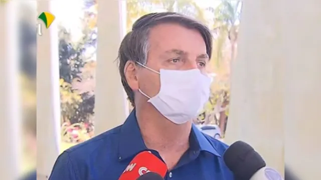 Imagem ilustrativa da notícia Bolsonaro tira máscara em coletiva após ter resultado positivo para Covid-19