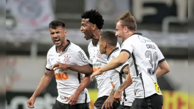 Imagem ilustrativa da notícia Corinthians tem jogador com rosto fraturado, mas vence no final. Veja os lances