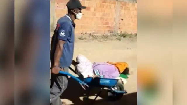 Imagem ilustrativa da notícia Pais levam filha a posto de saúde em carrinho de mão após prefeitura negar transporte