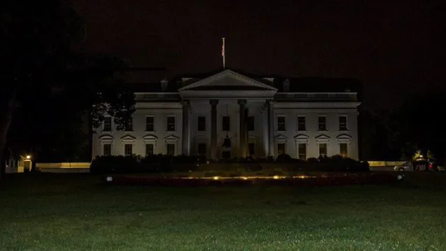Imagem ilustrativa da notícia Casa Branca no escuro e Trump enviado a bunker: manifestações continuam em Washington 