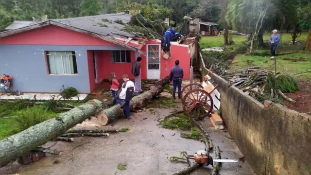 Imagem ilustrativa da notícia Novo ciclone atinge Sul do país e deixa um morto e mais de 300 casas danificadas