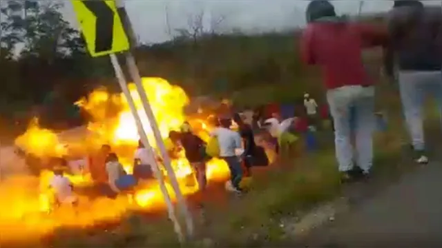 Imagem ilustrativa da notícia População rouba gasolina e caminhão explode; vídeo com imagens fortes