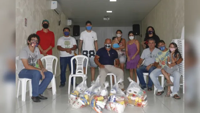 Imagem ilustrativa da notícia Jogador bicolor doa cestas básicas a famílias atingidas pela pandemia