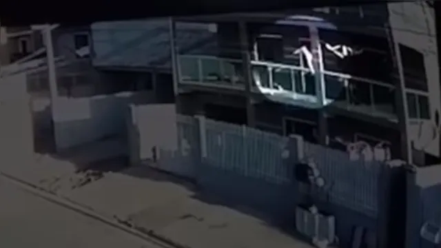 Imagem ilustrativa da notícia Idoso salva menina que caiu do terceiro andar de prédio; veja o vídeo!