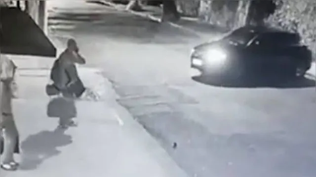 Imagem ilustrativa da notícia Vídeo: moradores chegam em casa e são recebidos a tiros por ladrões