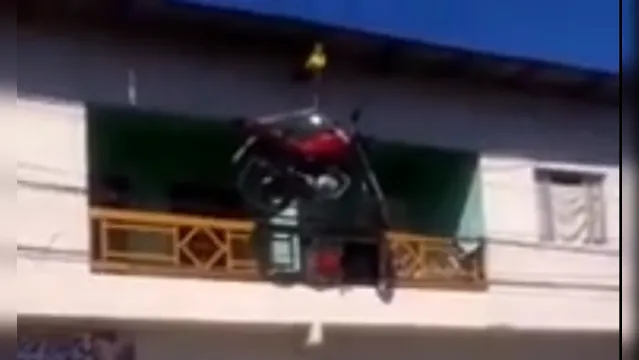 Imagem ilustrativa da notícia Moto é suspensa por corda para evitar roubo em Ananindeua; veja o vídeo