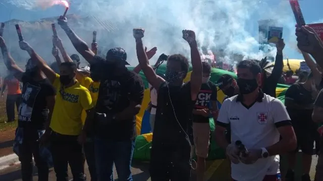 Imagem ilustrativa da notícia Torcedores de Vasco e Corinthians lideram protesto contra Bolsonaro