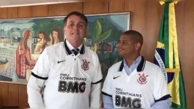 Imagem ilustrativa da notícia Marcelinho leva camisa do Corinthians a Bolsonaro e é demitido