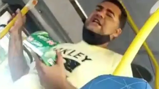 Imagem ilustrativa da notícia Vídeo: vendedor de balas xinga e intimida passageiros em ônibus