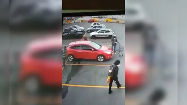 Imagem ilustrativa da notícia Vídeo mostra mulher sendo sequestrada em supermercado. Assista!