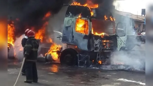 Imagem ilustrativa da notícia Caminhão pega fogo e explode no meio de avenida em Castanhal. Veja o vídeo!