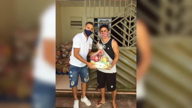 Imagem ilustrativa da notícia Jogador azulino entrega cestas básicas a famílias carentes 