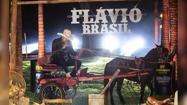 Imagem ilustrativa da notícia Cantor sertanejo vira meme ao ser 'levado' por cavalo em live