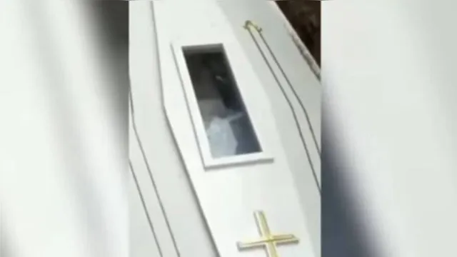 Imagem ilustrativa da notícia Cadáver acena para família durante enterro e vídeo viraliza na web