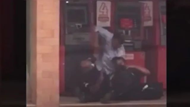 Imagem ilustrativa da notícia Homem tenta roubar carro-forte usando pistola de cola quente