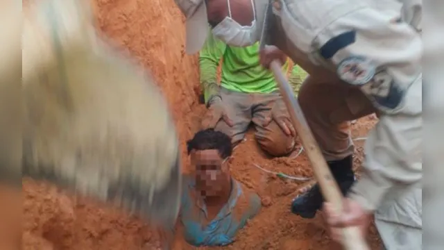 Imagem ilustrativa da notícia Homem é resgatado após 30 minutos embaixo da terra