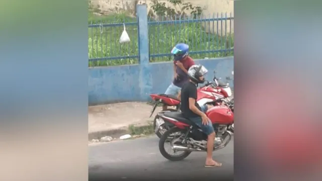 Imagem ilustrativa da notícia Bandidos roubam moto de casal em plena luz do dia; veja o vídeo!