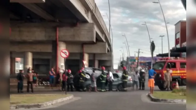 Imagem ilustrativa da notícia Veículos se chocam debaixo do viaduto na Augusto Montenegro
