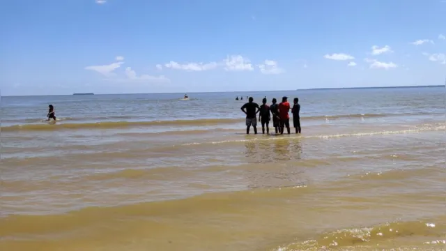 Imagem ilustrativa da notícia Bombeiros fazem buscas por garota que se afogou em praia de Outeiro
