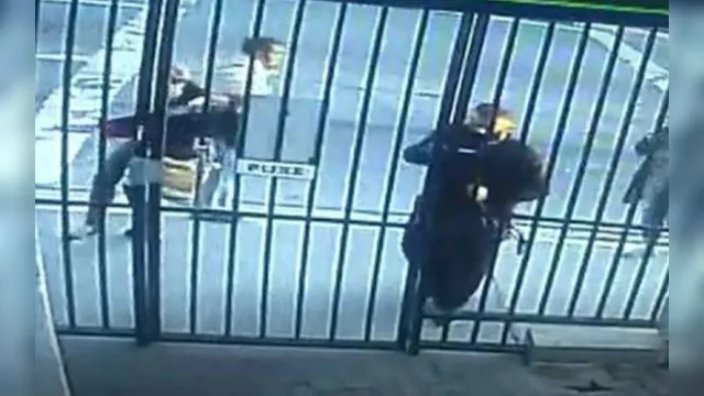 Imagem ilustrativa da notícia Vídeo: mulher leva soco de desconhecido ao sair de casa
