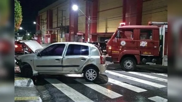 Imagem ilustrativa da notícia Duas
pessoas são resgatadas de acidente no bairro do Marco
