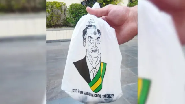 Imagem ilustrativa da notícia Marca estampa Bolsonaro em saco de coleta de cocô de cães