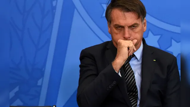 Imagem ilustrativa da notícia Bolsonaro tem febre alta e afirma que pode estar com covid-19