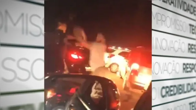 Imagem ilustrativa da notícia Motoristas vão "pro soco" durante engarrafamento em Salinópolis. Veja o vídeo!