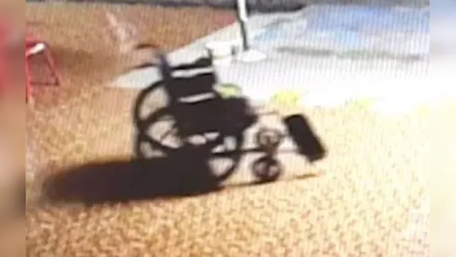 Imagem ilustrativa da notícia Fantasma de paciente move cadeira de rodas em hospital; veja vídeo