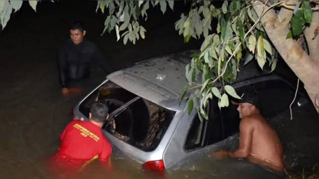 Imagem ilustrativa da notícia Motorista abandona carro em rio após acidente