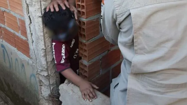 Imagem ilustrativa da notícia Criança fica com a cabeça presa em vão entre paredes
