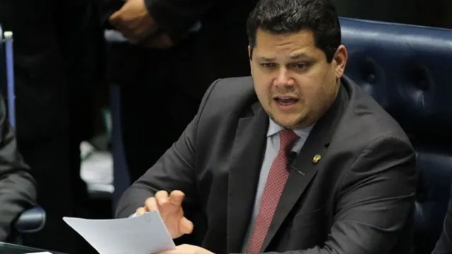 Imagem ilustrativa da notícia Presidente do Senado se envolve em adultério e é chantageado, diz Leo Dias