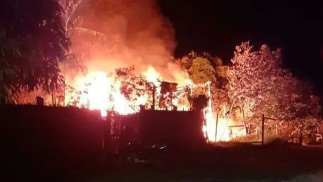 Imagem ilustrativa da notícia Casa de madeira fica em chamas em Outeiro