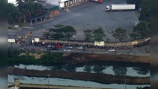 Imagem ilustrativa da notícia Desempregados enfrentam fila quilométrica por emprego em depósito de supermercado 