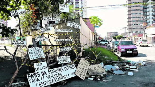 Imagem ilustrativa da notícia Moradores protestam com “Árvore do Sem” contra abandono pela Prefeitura