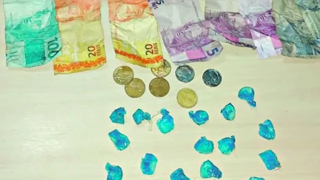 Imagem ilustrativa da notícia Adolescente é apreendido com R$ 161 em dinheiro e 19 papelotes de pasta base de cocaína