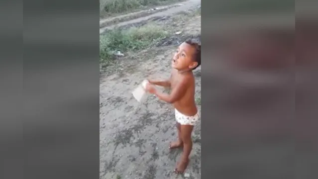 Imagem ilustrativa da notícia 'Ei doido, tenho cerol não': vídeo de criança empinando pipa viraliza