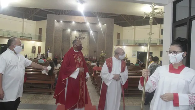 Imagem ilustrativa da notícia Fiéis
acompanham missa de São Pedro em Belém